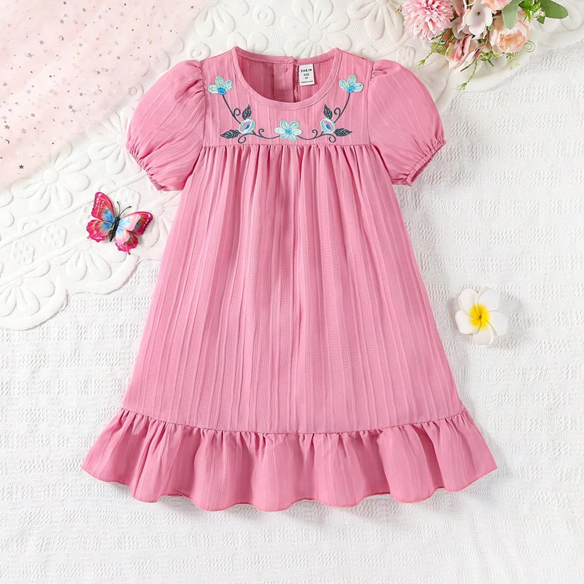 Jeune Filles Robe Brodée Et Adorable Pour Des Vacances Chaleureuses En Été